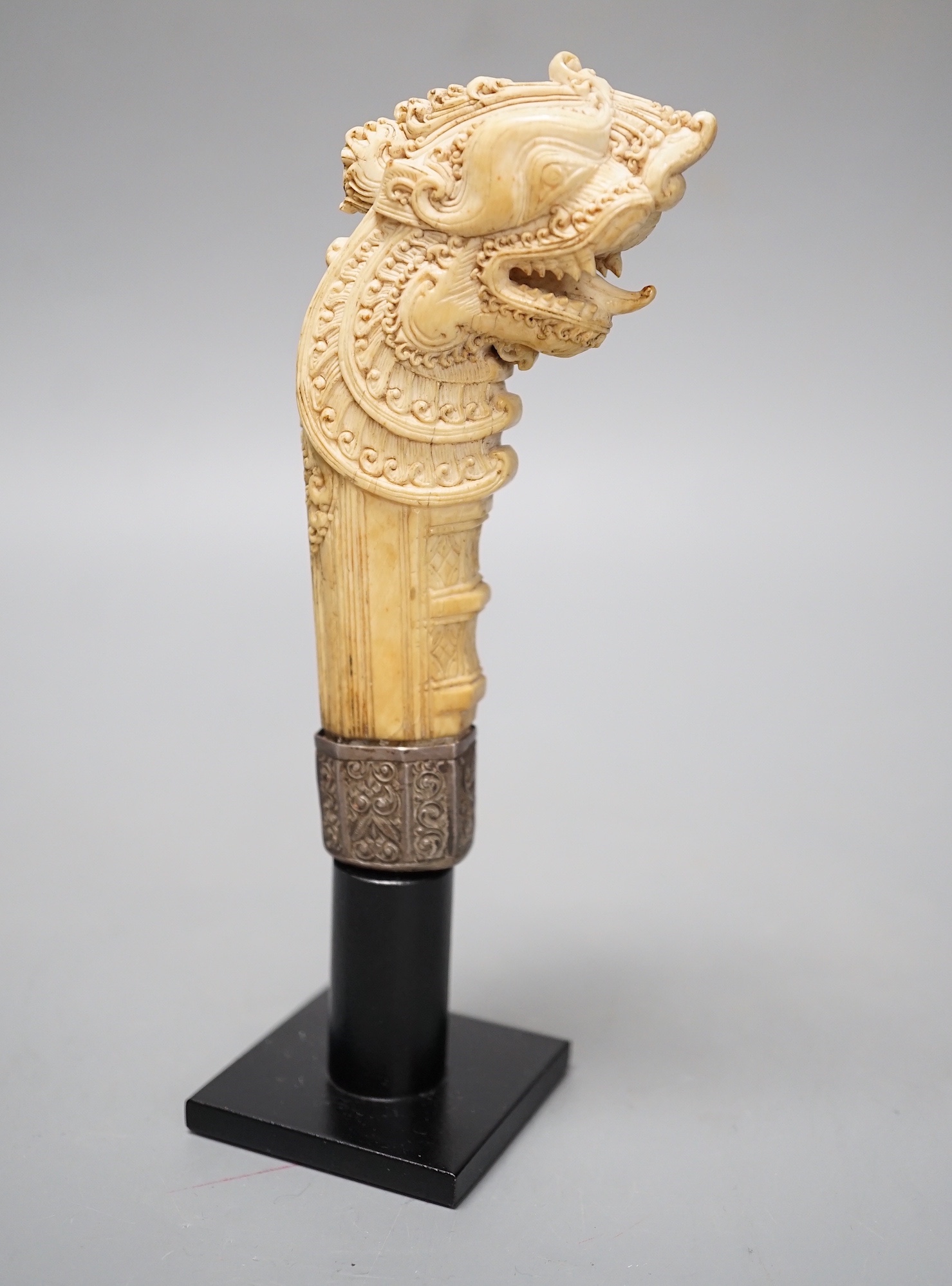 A dagger hilt carved in ivory from Sri Lanka, 17th / 18th century and it is 13cm high.